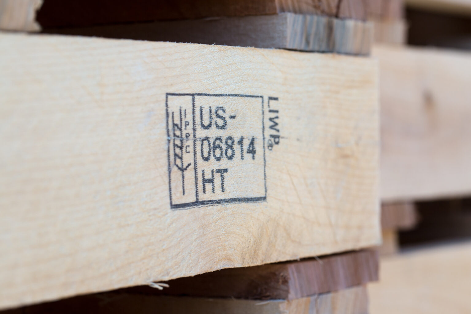 Closeup of a ISPM-15 heat treated stamp on a pallet.